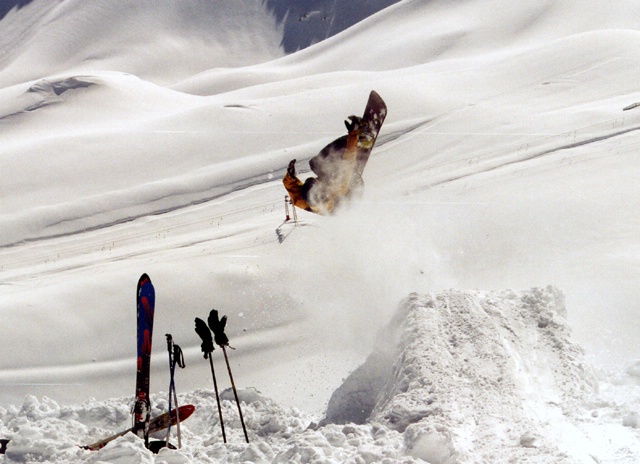 Boarder: Matthias Heinrich <br> Foto: Micha Ewald <br> Location: Zugspitze <br> Date: March 2002