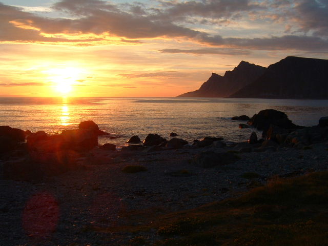 The Midnight Sun <br> Foto: Micha Ewald <br> Location: Lofoten, Norway <br> Date: July 2004