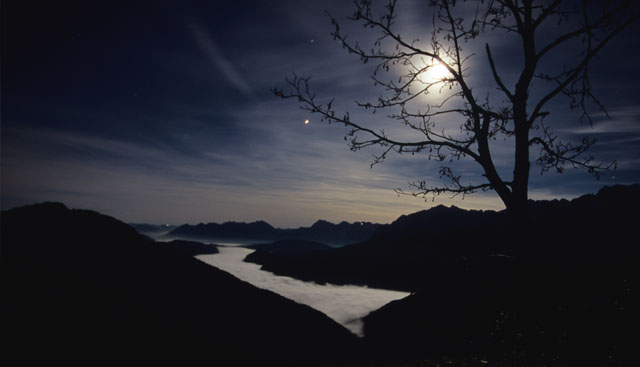 Surreal nightscapes in the Wetterstein range of Southern Bavaria <br> Foto: Peter Hutzler <br> Location: Alpspitze, Bavaria <br> Date: Oct 2005